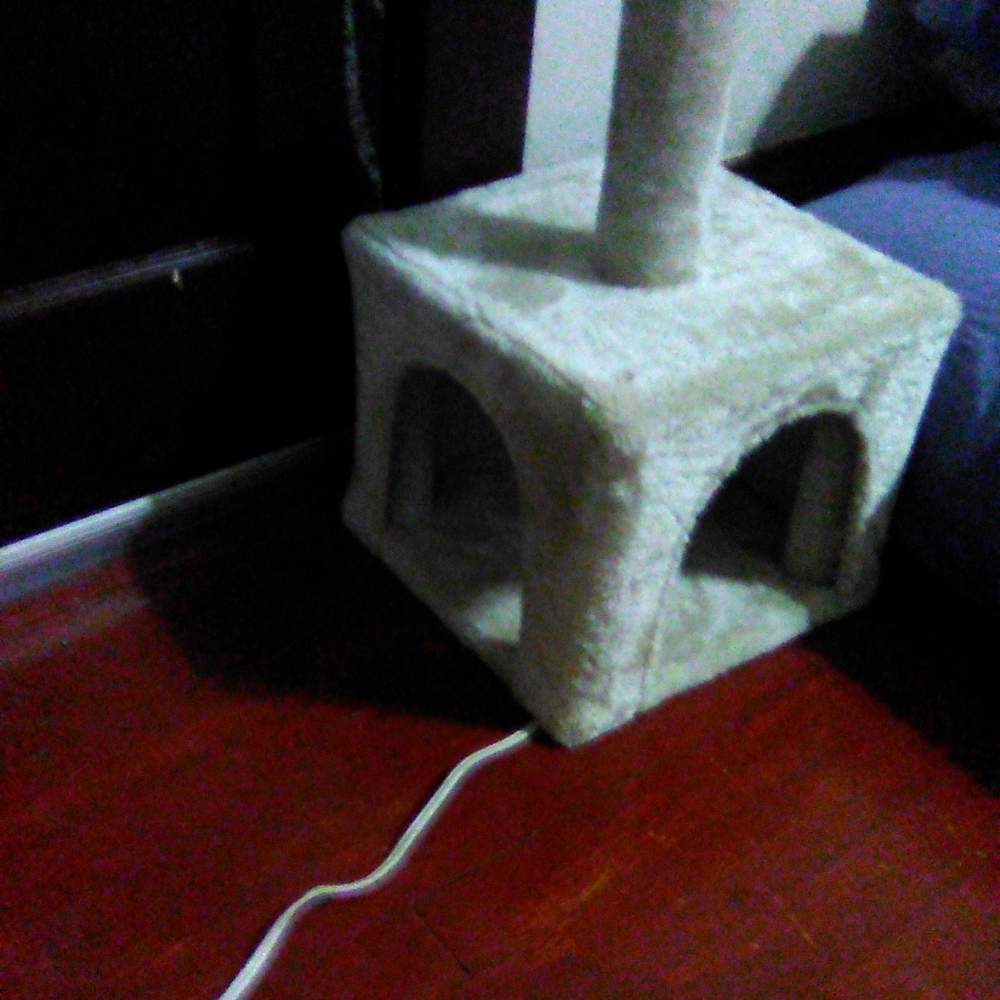 Cat hideout and scratch post